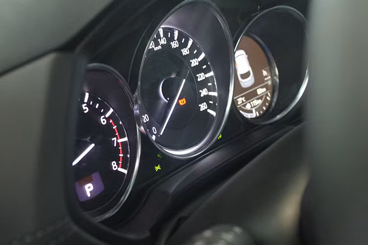 Mazda CX-5 mới còn gây chú ý với phanh tay điện tử tích hợp chức năng Auto Hold. Chức năng này được thiết kế cho phép xe có thể giữ ở trạng thái đứng yên khi xe đã dừng hẳn mà không cần giữ chân phanh, nhằm hỗ trợ tốt nhất cho người lái trong điều kiện xe dừng chờ tín hiệu giao thông, kẹt xe… Hệ thống tự động nhả phanh khi người lái đạp chân ga kèm tùy chọn hệ dẫn động 2 cầu AWD.