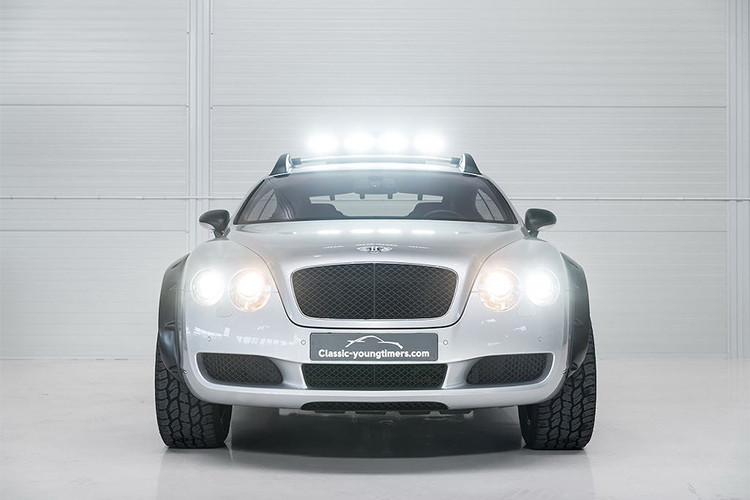 Do bộ lốp địa hình lớn hơn nhiều so với nguyên bản nên những tấm nẹp ốp nới rộng thân xe đã được gắn lên mỗi hốc bánh để che đi phần dư thừa của lốp so với thân xe, điều này khiến bề rộng của chiếc xe cũng tăng lên.