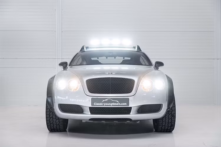 Do bộ lốp địa hình lớn hơn nhiều so với nguyên bản nên những tấm nẹp ốp nới rộng thân xe đã được gắn lên mỗi hốc bánh để che đi phần dư thừa của lốp so với thân xe, điều này khiến bề rộng của chiếc xe cũng tăng lên.