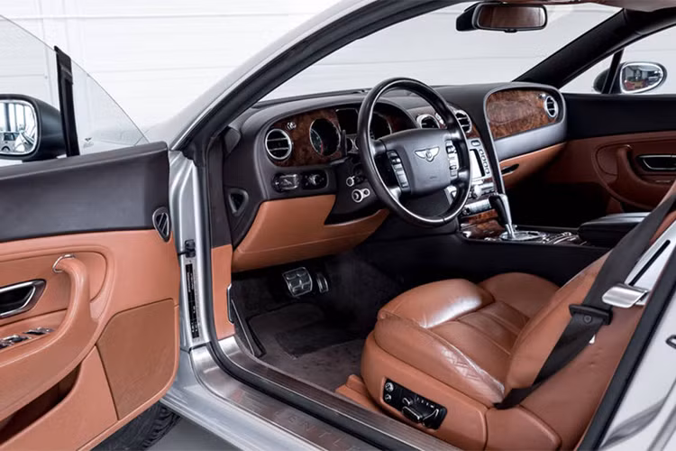 Ngoài những chi tiết độ ở ngoại hình và hệ thống khung gầm, các chi tiết bên trong nội thất của xe vẫn được giữ nguyên để duy trì sự sang trọng.