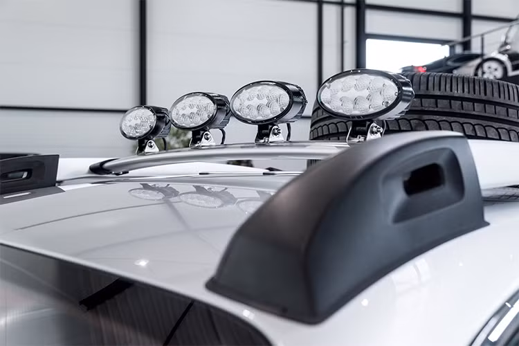 Các chi tiết độ ngoại thất của xe đã biến hình hoàn toàn một chiếc siêu xe hạng sang Bentley Continental thành xe địa hình offroad độc nhất thế giới.