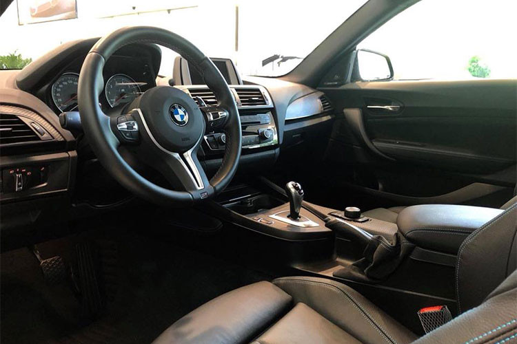 Nội thất của M2 cho cảm giác khá quen thuộc nhưng bạn sẽ thấy nó nhỏ hơn so với M4. Các dải LED màu cam và các bấm nút màu đen. Một màn hình trung tâm lớn kiểm soát hệ thống thông tin giải trí, ghế bọc da màu đen cao cấp. Xe sở hữu tay lái bọc da của M-sport, ghế da thể thao màu đen ôm sát người lái. Các pedal được làm bằng nhôm...