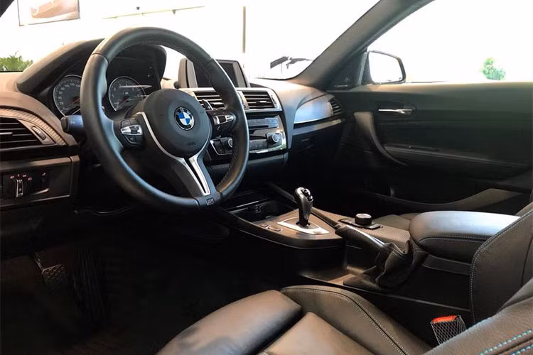 Nội thất của M2 cho cảm giác khá quen thuộc nhưng bạn sẽ thấy nó nhỏ hơn so với M4. Các dải LED màu cam và các bấm nút màu đen. Một màn hình trung tâm lớn kiểm soát hệ thống thông tin giải trí, ghế bọc da màu đen cao cấp. Xe sở hữu tay lái bọc da của M-sport, ghế da thể thao màu đen ôm sát người lái. Các pedal được làm bằng nhôm...