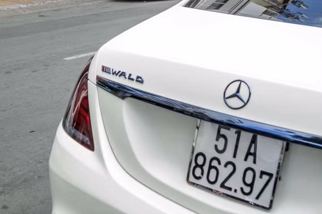 Hãng Wald đặt tên mẫu xe này là Black Bison S-Class. Logo của Wald được đặt thay vị trí tên dòng xe trên S Class nguyên bản. Bên cạnh đó, ống pô hai họng xả kép hình oval chồng lên nhau được thiết kế cực chất.