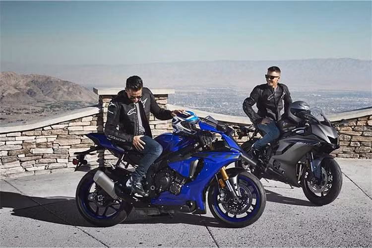 Tại thị trường Mỹ, Yamaha R6 2018 có 3 màu là Trắng/Bạc mờ, Đen mờ toàn thân và xanh GP và giá bán 12.199 USD (tương đương 272 triệu đồng). Tuy nhiên, R6 sẽ rất khó bán ở thị trường Việt Nam, ngay cả với các cửa hàng tư nhân hiện nay do không có lợi về thuế, khiến giá xe có thể đắt tương đương với đàn anh siêu môtô R1.
