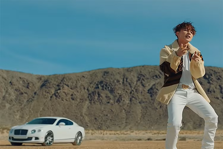  Sơn Tùng M-TP vừa đánh dấu sự trở lại sau 1 năm vắng bóng, với MV cực hấp dẫn có tên "Hãy trao cho anh" vào tối qua 1/7/2019, hợp tác với rapper đình đám Snoop Dogg. MV này thu hút 1 triệu lượt views chỉ sau 8 phút xuất hiện.