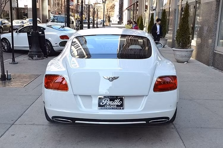 Mẫu xe siêu sang Bentley Continental GT Speed Coupe 2013 có thể tăng tốc từ 0 đến 100 km/h trong 4 giây. Nội thất của Bentley Continental GT Speed Coupe 2013 phô diễn sự xa hoa lộng lẫy nhờ vật liệu da và gỗ cao cấp, được chế tác tinh xảo.