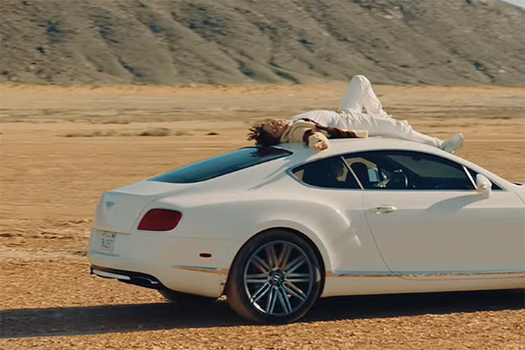 Với giai điệu latin bốc lửa và có sự xuất hiện của những tài sản hạng sang như biệt thự, du thuyền và nhất là chiếc xe siêu sang Bentley màu trắng.