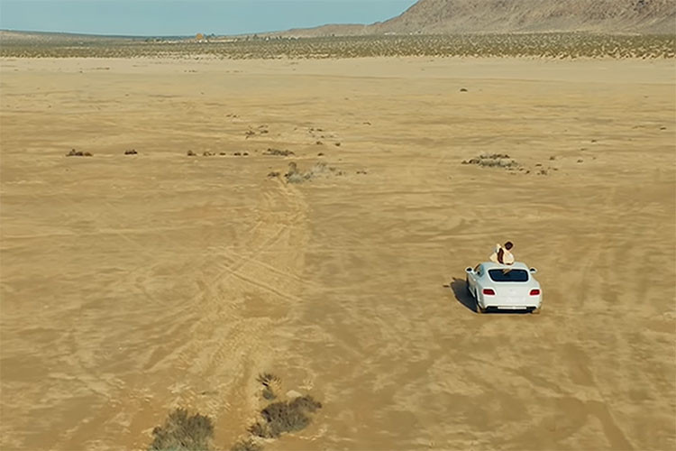 Được biết chiếc Bentley của Sơn Tùng MTP vừa sử dụng trong MV sở hữu những đường cong uốn lượn tinh tế, mượt mà theo đặc trưng của Bentley, vừa khỏe khoắn vừa đẳng cấp hơn so với phiên bản cũ.