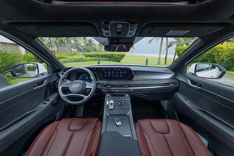 Về nội thất, Hyundai Palisade có hai tùy chọn nội thất là 6 và 7 chỗ. Màn hình trung tâm kích thước 12,3 inch, kết nối camera 360 độ, hỗ trợ Apple CarPlay/Android Auto và hệ thống giải trí 12 loa Infinity cao cấp với tổng công suất 550W.