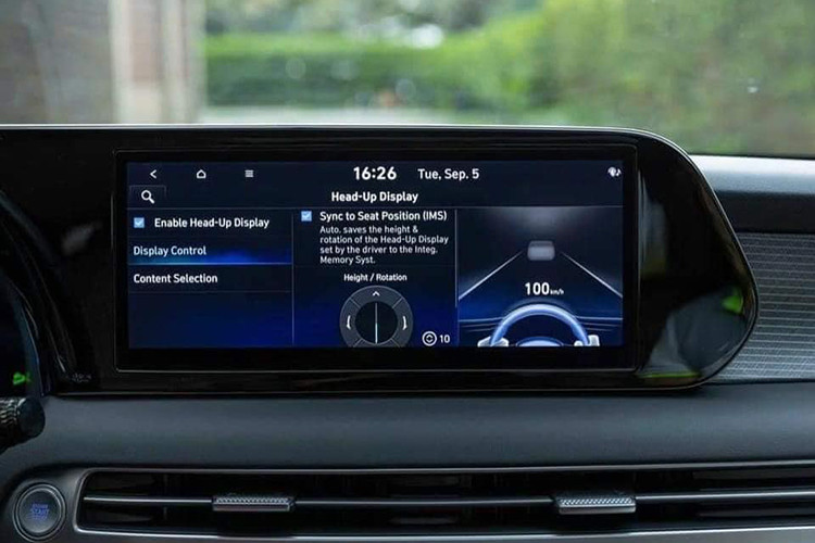 Một số trang bị ấn tượng khác có thể kể tới như: bảng đồng hồ kỹ thuật số kích thước 10 inch, màn hình HUD, phanh tay điện tử, rèm che nắng hàng ghế sau, cửa gió điều hòa, cổng sạc cho 3 hàng ghế, kính chiếu hậu chống chói,...