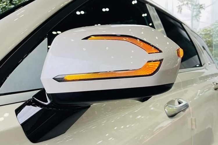 Không chỉ có lợi thế về giá bán, Hyundai Palisade còn thu hút khách hàng bởi ngoại hình vuông vức và hầm hố. Phần đầu xe nổi bật với lưới tản nhiệt kích thước lớn, tạo hình thác nước Cascading Grill. Thiết kế lưới tản nhiệt này cũng áp dụng phong cách khí động học tham số Parametric Dynamics như Hyundai Tucson, giúp tạo nên thiết kế vững chãi.