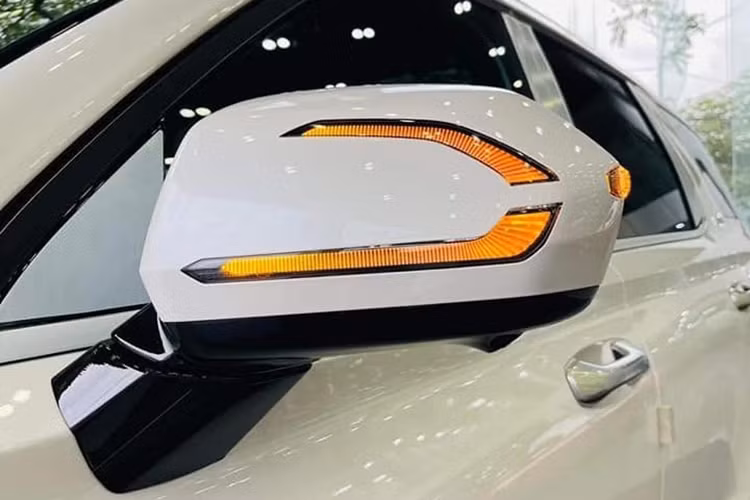 Không chỉ có lợi thế về giá bán, Hyundai Palisade còn thu hút khách hàng bởi ngoại hình vuông vức và hầm hố. Phần đầu xe nổi bật với lưới tản nhiệt kích thước lớn, tạo hình thác nước Cascading Grill. Thiết kế lưới tản nhiệt này cũng áp dụng phong cách khí động học tham số Parametric Dynamics như Hyundai Tucson, giúp tạo nên thiết kế vững chãi.