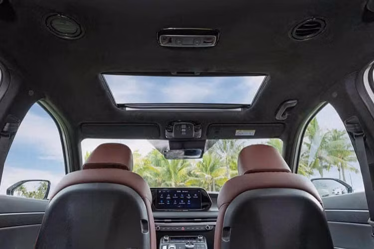Về trang bị an toàn, Hyundai Palisade được trang bị hệ thống an toàn chủ động SmartSense bao gồm: Hệ thống chống bó cứng phanh ABS, Hệ thống hỗ trợ phanh khẩn cấp BA, Hệ thống phân bổ lực phanh EBD, Hệ thống kiểm soát lực kéo TCS, Hệ thống ổn định chống trượt thân xe VSM, Hệ thống cân bằng điện tử ESC,...