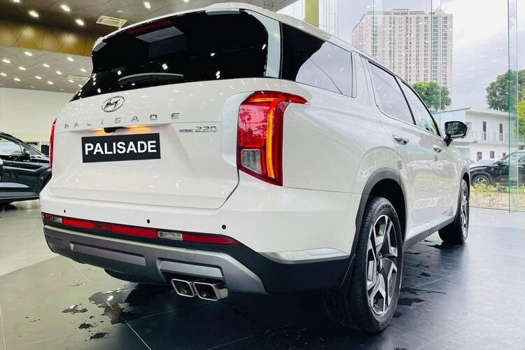 Hyundai Palisade được phân phối tại thị trường Việt Nam với 4 phiên bản, đi kèm giá bán niêm yết từ 1,47 – 1,59 tỷ đồng. So với các đối thủ cùng phân khúc như Ford Explorer (2,439 tỷ đồng) hay Volkswagen Teramont (2,499 tỷ đồng), giá bán của Palisade rẻ hơn hẳn. Thậm chí, giá bán hấp dẫn còn giúp Palisade cạnh tranh với cả các mẫu xe hạng dưới như Ford Everest hay Kia Sorento.
