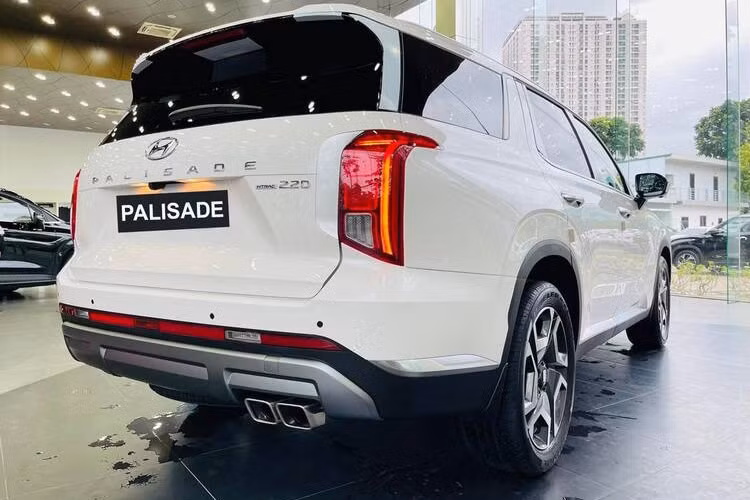 Hyundai Palisade được phân phối tại thị trường Việt Nam với 4 phiên bản, đi kèm giá bán niêm yết từ 1,47 – 1,59 tỷ đồng. So với các đối thủ cùng phân khúc như Ford Explorer (2,439 tỷ đồng) hay Volkswagen Teramont (2,499 tỷ đồng), giá bán của Palisade rẻ hơn hẳn. Thậm chí, giá bán hấp dẫn còn giúp Palisade cạnh tranh với cả các mẫu xe hạng dưới như Ford Everest hay Kia Sorento.