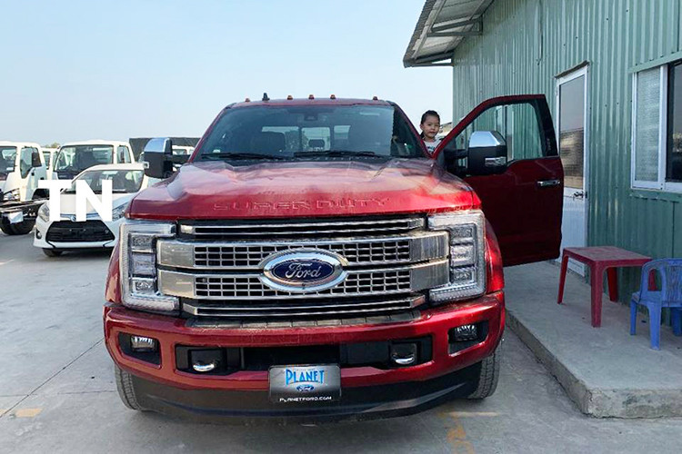 Chiếc Ford Super Duty F-450 Platinum 2019 tại Việt Nam được trang bị động cơ diesel Power Stroke V8, tăng áp, dung tích 6,7 lít. Động cơ này tạo ra công suất tối đa 450 mã lực tại tua máy 2.800 vòng/phút và mô-men xoắn cực đại 1.267 Nm tại tua máy 1.800 vòng/phút. Sức mạnh được truyền tới bánh thông qua hộp số tự động SelectShift 6 cấp.