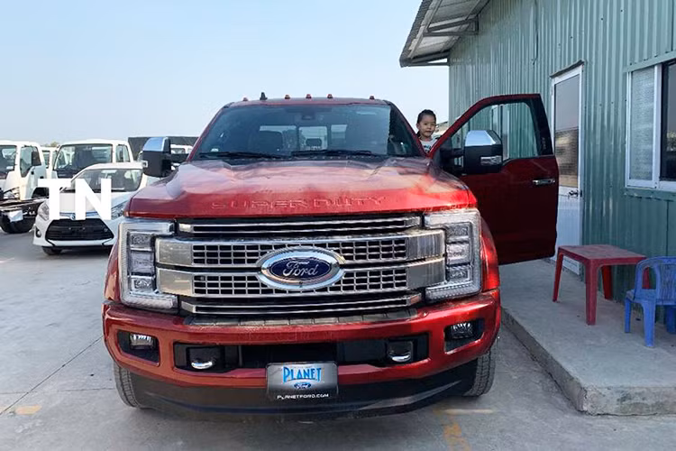 Chiếc Ford Super Duty F-450 Platinum 2019 tại Việt Nam được trang bị động cơ diesel Power Stroke V8, tăng áp, dung tích 6,7 lít. Động cơ này tạo ra công suất tối đa 450 mã lực tại tua máy 2.800 vòng/phút và mô-men xoắn cực đại 1.267 Nm tại tua máy 1.800 vòng/phút. Sức mạnh được truyền tới bánh thông qua hộp số tự động SelectShift 6 cấp.