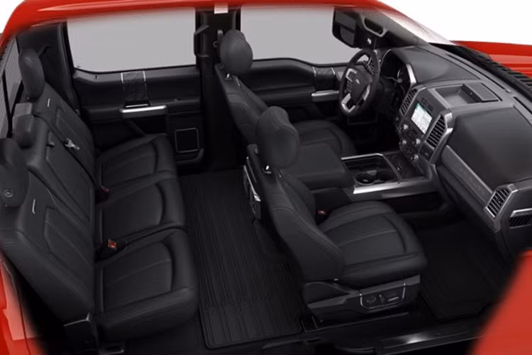 Ngoài ra, còn có gương chiếu hậu chống chói, vô lăng bọc da, sưởi ấm, tích hợp phím chỉnh âm lượng, hệ thống âm thanh B&amp;O, hệ thống định vị, hệ thống thông tin giải trí SYNC 3 và khởi động máy từ xa. Thêm vào đó là ghế trước chỉnh điện 10 hướng, nhớ vị trí và sưởi ấm/làm mát cũng như ghế sau gập 60/40 được trang bị. 