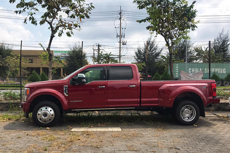 Được biết, chiếc siêu bán tải Ford Super Duty F-450 2019 màu đỏ này về Việt Nam qua con đường nhập khẩu tư nhân. Xe thuộc bản trang bị Platinum cao cấp, sở hữu chiều dài cơ sở dao động từ 3.586 - 4.470 mm, tùy cấu hình thân xe thông thường, SWB SuperCab, LWB SuperCab, SWB Crew Cab hay LWB Crew Cab. Nố còn có khả năng kéo tối đa 9.525 kg và trọng tải lớn nhất 3.465 kg.