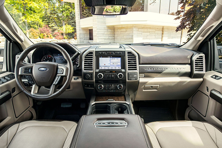 Bên trong của mẫu Ford Super Duty F-450 Platinum 2019 là không gian nội thất bọc da cao cấp với 5 chỗ ngồi. Nội thất của mẫu xe bán tải này có những trang bị đáng chú ý như điều hòa tự động 2 vùng, pedal chỉnh điện, màn hình 8 inch trong bảng đồng hồ, camera lùi..