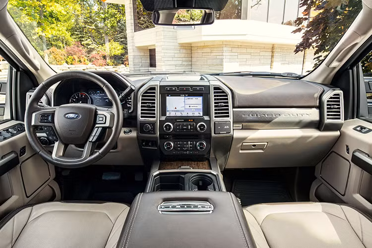 Bên trong của mẫu Ford Super Duty F-450 Platinum 2019 là không gian nội thất bọc da cao cấp với 5 chỗ ngồi. Nội thất của mẫu xe bán tải này có những trang bị đáng chú ý như điều hòa tự động 2 vùng, pedal chỉnh điện, màn hình 8 inch trong bảng đồng hồ, camera lùi..