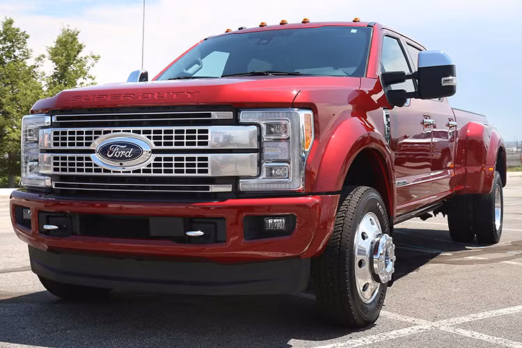 Hiện chưa rõ giá bán Ford Super Duty F-450 Platinum 2019 nhập khẩu tư nhân về Việt Nam. Trong khi đó, tại Mỹ, Ford Super Duty F-450 Platinum 2019 có giá khởi điểm 75.585 USD (khoảng 1,75 tỷ đồng).