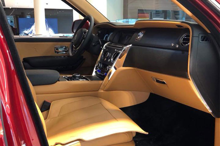 Tương tự mọi mẫu xe sang của Rolls-Royce khác, những gì sang trọng nhất trên Cullinan 2019 đều được tập trung ở hàng ghế sau bao gồm cấu hình Lounge Seat với ghế dài truyền thống đủ cho 3 hành khách và có thể gập chỉnh điện. Tiếp đến là cấu hình Individual Seat với 2 ghế thương gia độc lập kèm các phụ kiện đắt tiền...