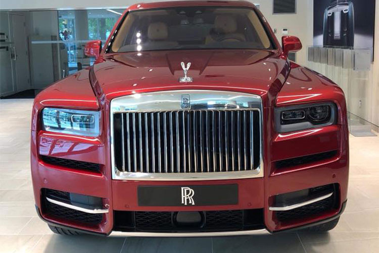 SUV siêu sang Rolls-Royce Cullinan 2019 được trang bị cụm đèn pha hình chữ nhật không hầm hố như loại trên Phantom 2018, nhưng được thiết kế theo phong cách vuông vắn hơn. Bên trên đèn pha, phần gờ của nắp capô không được thiết kế mượt mà, nhiều đường cong khiến nó thanh thoát và đẹp hơn hẳn những chiếc SUV khác.