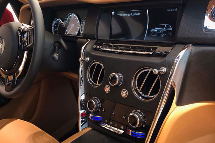 Giống như nhiều mẫu xe siêu sang của Rolls-Royce, bên trong nội thất của Cullinan 2019 được trang bị nội thất khá ấn tượng ngay từ cái nhìn đầu tiên. Cụ thể, ghế lái của Rolls-Royce Cullinan 2019 có tính năng sưởi và thông khí để đảm bảo cảm giác thoải mái nhất cho người lái, bảng đồng hồ kỹ thuật số thế hệ mới nhất và vô lăng bọc da/ốp gỗ hàng hiệu.