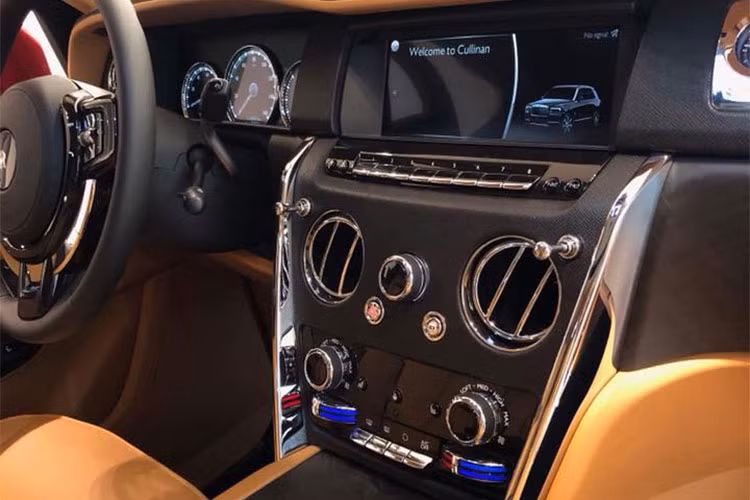 Giống như nhiều mẫu xe siêu sang của Rolls-Royce, bên trong nội thất của Cullinan 2019 được trang bị nội thất khá ấn tượng ngay từ cái nhìn đầu tiên. Cụ thể, ghế lái của Rolls-Royce Cullinan 2019 có tính năng sưởi và thông khí để đảm bảo cảm giác thoải mái nhất cho người lái, bảng đồng hồ kỹ thuật số thế hệ mới nhất và vô lăng bọc da/ốp gỗ hàng hiệu.