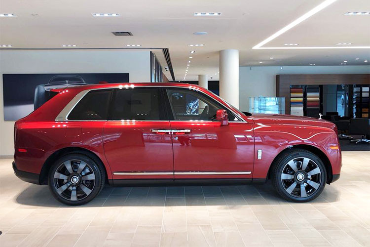 Là một trong những mẫu xe Rolls-Royce được mong chờ nhất, Cullinan 2019 là mẫu SUV đầu tiên của thương hiệu Anh quốc, ra đời để cạnh tranh với những đối thủ như Bentley Bentayga và Range Rover. Xe ra đời từ cơ sở gầm bệ "Architecture of Luxury" hoàn toàn bằng nhôm đã từng lần đầu tiên ra mắt trên Phantom thế hệ mới.