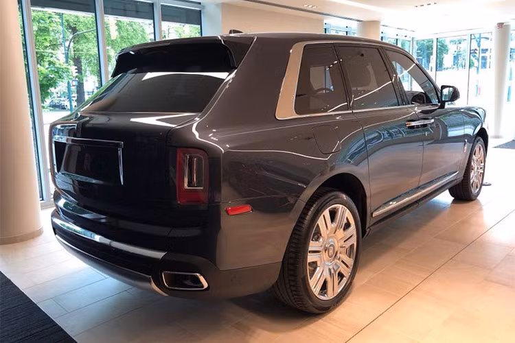 Được biết, đây là phiên bản Mỹ và cũng sẽ sở hữu các tuỳ chọn tiện nghi tương tự như "đàn anh" Rolls-Royce Phantom. Tại thị trường Mỹ, hiện mẫu SUV siêu sang Cullinan được bán với giá từ 325.000 USD (tương đương khoảng 7,39 tỷ đồng), tất nhiên con số này chưa bao gồm các tuỳ chọn xa xỉ khác khi khách hàng mua chiếc SUV siêu sang này.