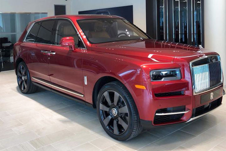 Vừa được ra mắt vào ngày 10/5/2018 vừa qua, mẫu SUV siêu sang Rolls-Royce Cullinan mới đã nhanh chóng thu hút được sự quan tâm của nhiều khách hàng. Mới đây trên mạng xã hội, một số đại lý tư nhân đã cập nhật những hình ảnh mới nhất về mẫu xe này và nhận đặt hàng để đưa về Việt Nam, tuy nhiên mức giá chưa tiết lộ.