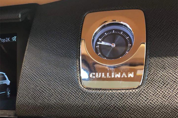So với những mẫu xe Rolls-Royce khác, Cullinan 2019 được trang bị vô lăng dày dặn và nhỏ hơn. Trong khi đó, trên mặt táp-lô lần đầu tiên xuất hiện màn hình cảm ứng trung tâm dành cho hệ thống thông tin giải trí. Nếu không dùng màn hình này, người lái có thể chỉnh hệ thống thông tin giải trí thông qua núm xoay có biểu tượng Spirit of Ecstasy trên cụm điều khiển trung tâm.