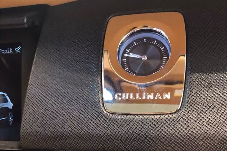 So với những mẫu xe Rolls-Royce khác, Cullinan 2019 được trang bị vô lăng dày dặn và nhỏ hơn. Trong khi đó, trên mặt táp-lô lần đầu tiên xuất hiện màn hình cảm ứng trung tâm dành cho hệ thống thông tin giải trí. Nếu không dùng màn hình này, người lái có thể chỉnh hệ thống thông tin giải trí thông qua núm xoay có biểu tượng Spirit of Ecstasy trên cụm điều khiển trung tâm.