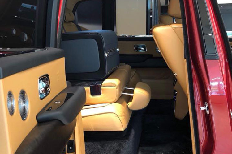 Kích thước của Cullinan bao gồm chiều dài tổng thể 5.341 mm, rộng 2.164 mm, cao 1.835 mm và chiều dài cơ sở 3.295 mm và nặng đến 2.660 kg. Trang bị an toàn gồm: hệ thống nhìn đêm với tính năng phát hiện thú vật hoặc người đi bộ băng qua đường, cảnh báo người lái mất tập trung, 4 camera cho tầm nhìn bao quanh xe,...