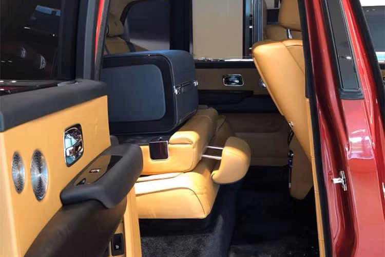 Kích thước của Cullinan bao gồm chiều dài tổng thể 5.341 mm, rộng 2.164 mm, cao 1.835 mm và chiều dài cơ sở 3.295 mm và nặng đến 2.660 kg. Trang bị an toàn gồm: hệ thống nhìn đêm với tính năng phát hiện thú vật hoặc người đi bộ băng qua đường, cảnh báo người lái mất tập trung, 4 camera cho tầm nhìn bao quanh xe,...