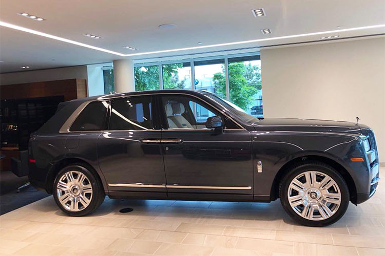 Để cạnh tranh với Bentley Bentayga, Rolls-Royce sẽ sử dụng động cơ tăng áp V12 trên Cullinan, dung tích 6,75 lít, cho công suất tối đa 563 mã lực và mô-men xoắn cực đại 850 Nm. Hộp số tự động 8 cấp. Xe được xây dựng trên kết cấu khung gầm bằng nhôm và hệ dẫn động bốn bánh, đi kèm các trang bị và công nghệ mới nhất.