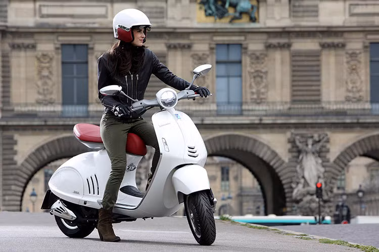 Và cuối cùng, phái đẹp Việt cũng cần chú ý đến mục đích sử dụng để chọn xe ga phù hợp. Với thành phố đông đúc và thường xuyên ùn tắc giao thông, bạn nên chọn mua loại xe có kích thước vừa phải, động cơ nhẹ nhàng vừa đủ (dưới 150cc). Ở ngoại ô có thế chọn cho mình mẫu xe dung tích lớn hơn nhưng cũng vừa đủ để tiết kiệm nhiên liệu.