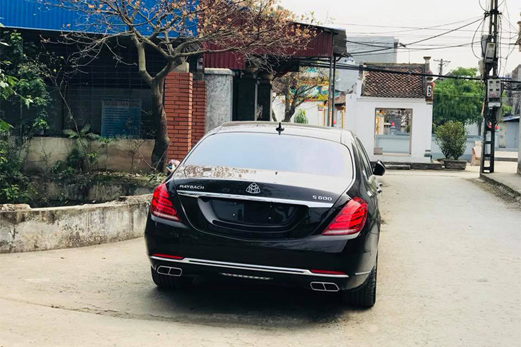 Bên cạnh đó điểm khác biệt về thiết kế ngoại thất so với phiên bản tiêu chuẩn nằm ở lưới tản nhiệt 3 nan kép, đèn pha và đèn định vị LED, bộ vành 19 inch đa chấu, ống xả kép và logo Maybach, vị trí cột B có sự xuất hiện của 2 nẹp kim loại mạ chrome nhằm phân biệt với S-Class...