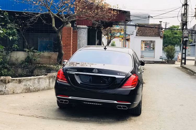 Bên cạnh đó điểm khác biệt về thiết kế ngoại thất so với phiên bản tiêu chuẩn nằm ở lưới tản nhiệt 3 nan kép, đèn pha và đèn định vị LED, bộ vành 19 inch đa chấu, ống xả kép và logo Maybach, vị trí cột B có sự xuất hiện của 2 nẹp kim loại mạ chrome nhằm phân biệt với S-Class...
