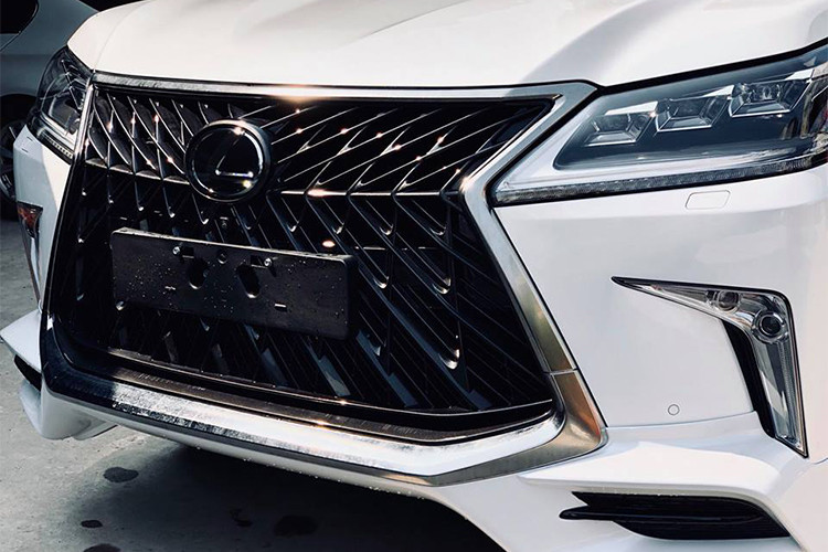 Cản trước của xe được nâng cấp với kiểu dáng nhô ra cùng các hốc gió ở hai góc dưới cặp đèn sương mù góc cạnh sắc sảo. Ở hai bên thân xe, phiên bản này có ốp gương màu đen cùng bậc lên xuống được tích hợp.