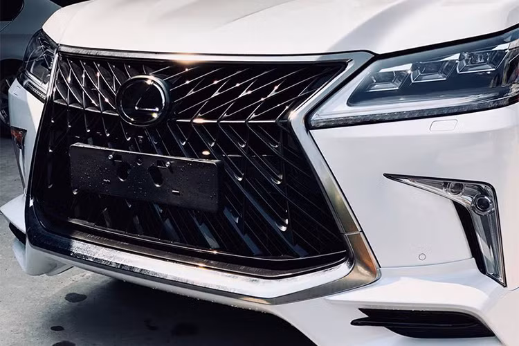 Cản trước của xe được nâng cấp với kiểu dáng nhô ra cùng các hốc gió ở hai góc dưới cặp đèn sương mù góc cạnh sắc sảo. Ở hai bên thân xe, phiên bản này có ốp gương màu đen cùng bậc lên xuống được tích hợp.