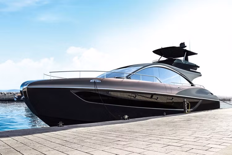 Điều thú vị là chiếc du thuyền hạng sang Lexus LY650 này sử dụng động cơ của Volvo với hai tuỳ chọn khác nhau. Đầu tiên là động cơ IPS 1200 cho phép du thuyền có thể đạt tốc độ tối đa 40 hải lý/ giờ. Thứ hai là động cơ IPS 1350 cho phép Lexus LY650 đạt tốc độ tối đa 42 hải lý/giờ.