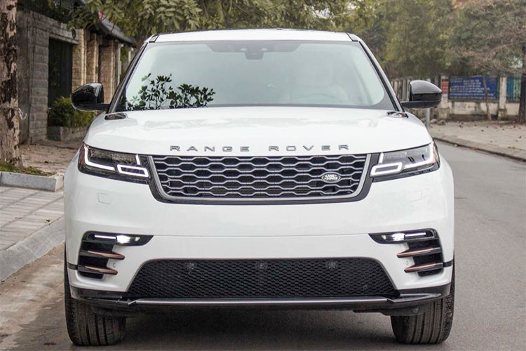 Mẫu SUV hạng sang Range Rover Velar mới mang đường nét quen thuộc (phần đầu hao hao Evoque, đuôi giống Sport) nhưng mui kiểu coupe và sự liền lạc của thân xe nói chung giúp Velar bắt mắt hơn hẳn. Đầu xe ấn tượng với đèn pha Matrix-Laser LED có luồng sáng mở rộng tối đa 550m.