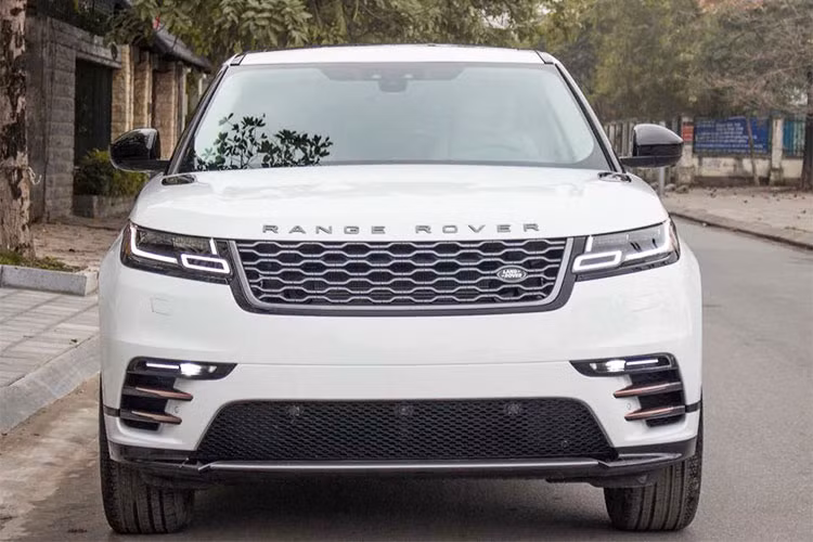 Mẫu SUV hạng sang Range Rover Velar mới mang đường nét quen thuộc (phần đầu hao hao Evoque, đuôi giống Sport) nhưng mui kiểu coupe và sự liền lạc của thân xe nói chung giúp Velar bắt mắt hơn hẳn. Đầu xe ấn tượng với đèn pha Matrix-Laser LED có luồng sáng mở rộng tối đa 550m.