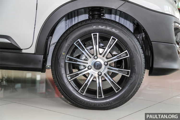 Mâm xe hợp kim kích cỡ 16 inch dạng đa chấu, thân xe với các đường nét vuốt nhẹ nhàng khiến chiếc xe MPV 7 chỗ này trở lên mềm mại hơn. Trên phiên bản mới nó còn được thiết kế thêm đề can mới dạng chữ X bắt mắt.