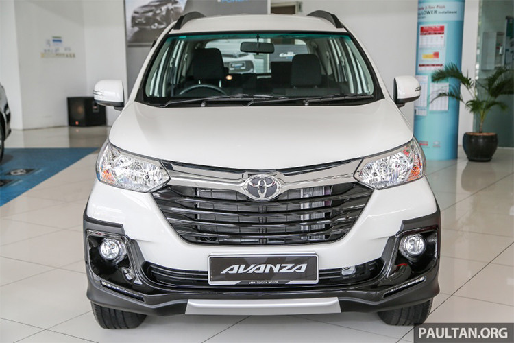 Bên ngoài, Toyota Avanza mới mang thiết kế mang hơi hướng dòng SUV và được bổ sung nẹp nhựa màu đen, bao quanh đầu xe, hốc bánh đến sườn và đuôi xe. Trong khi đó, chi tiết màu bạc bên dưới cản va trước/sau lại khiến nhiều người liên tưởng đến tấm ốp gầm đặc trưng của SUV.