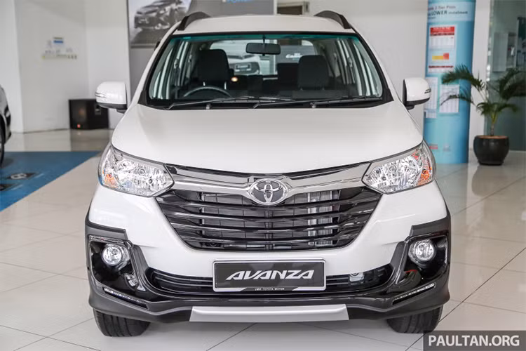 Bên ngoài, Toyota Avanza mới mang thiết kế mang hơi hướng dòng SUV và được bổ sung nẹp nhựa màu đen, bao quanh đầu xe, hốc bánh đến sườn và đuôi xe. Trong khi đó, chi tiết màu bạc bên dưới cản va trước/sau lại khiến nhiều người liên tưởng đến tấm ốp gầm đặc trưng của SUV.